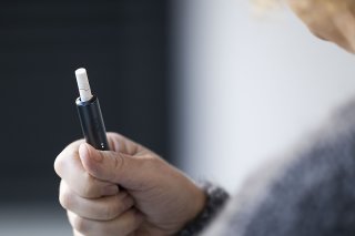 L'étude a évalué l'efficacité, la sécurité et la toxicologie de vaporettes avec nicotine, associées à une
aide intensive au sevrage tabagique (photo symbolique). KEYSTONE/CHRISTIAN BEUTLER